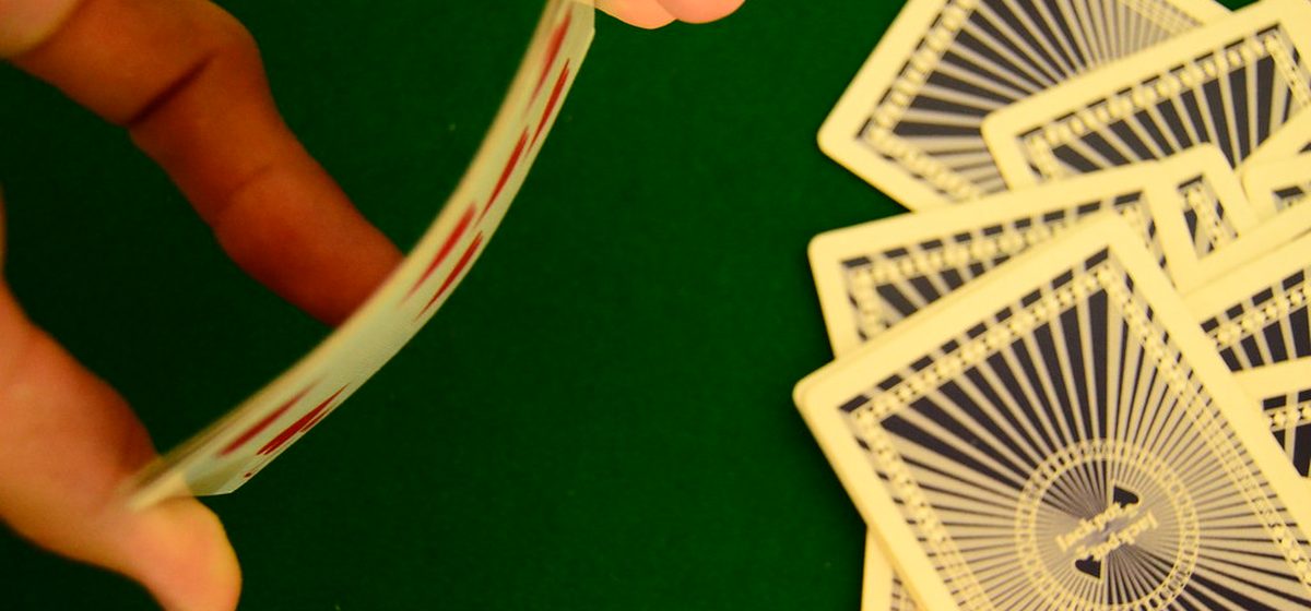 Croupier vid ett casinobord