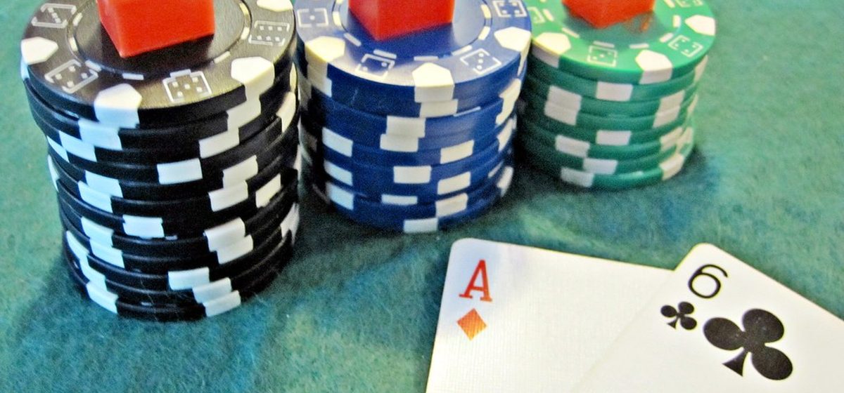 Spelmarker staplade vid bordet