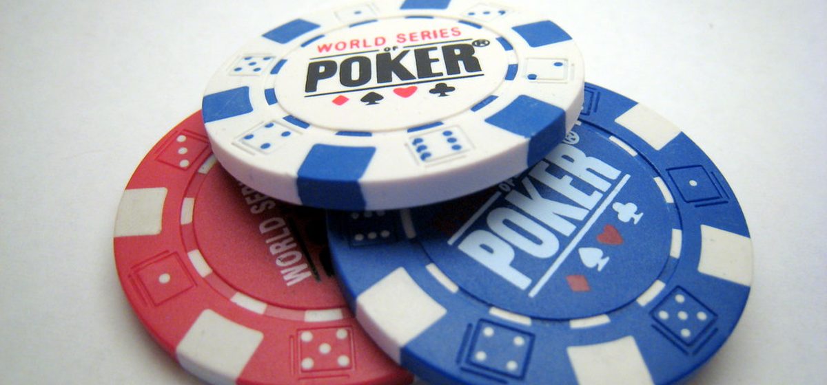 En liten stapel spelmarker
