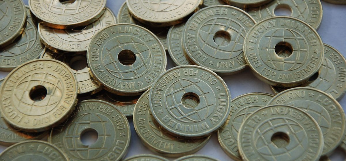 Spelmarker och kontanter på ett casinobord