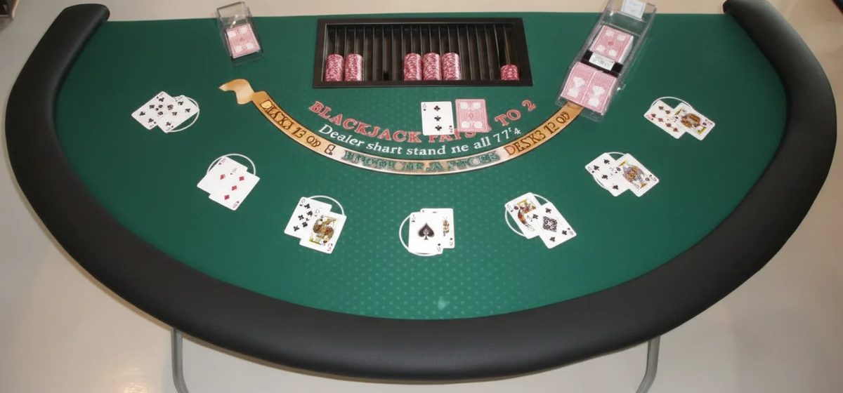 Blackjackbord med kort och marker