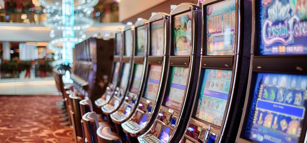 Rad av spelautomater i en spelhall